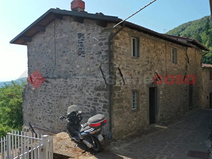 Casa quadrilocale in vendita in Via San Sebastiano, Camporgiano