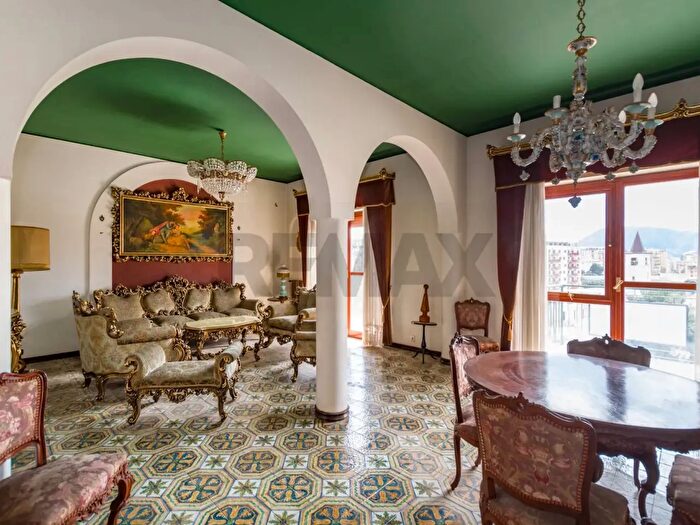 Appartamento con 8 locali in vendita in Via Mongerbino, Palermo