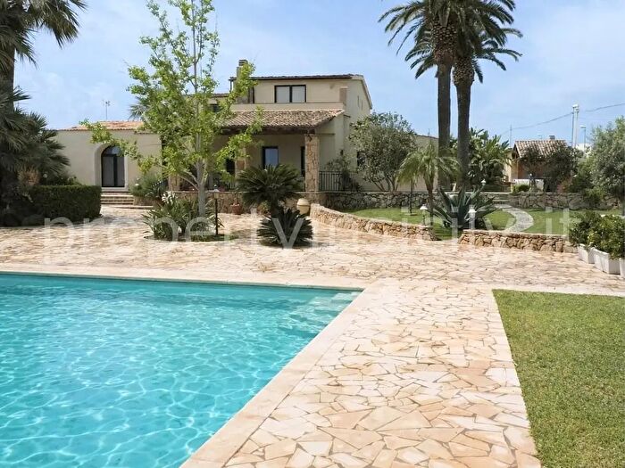 Casa con 14 locali in vendita in Augusta