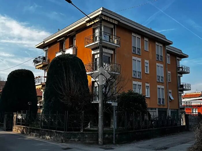 Appartamento trilocale in vendita in Via Acquanera, Como