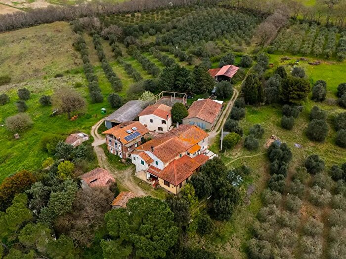 Casa con 8 locali in vendita in Cinigiano