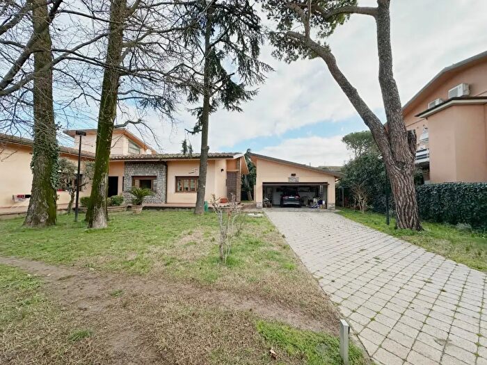 Casa con 8 locali in vendita in Pieve A Nievole