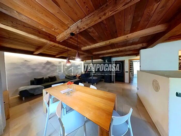 Appartamento con 10 locali in vendita in Via Tourneuve, Aosta