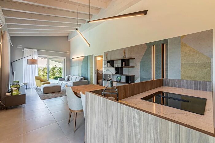 Casa quadrilocale in vendita in Via Grezze, Desenzano Del Garda