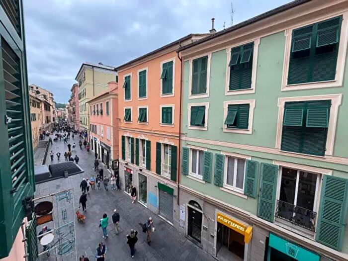 Appartamento trilocale in vendita in Via Sestri, Genova