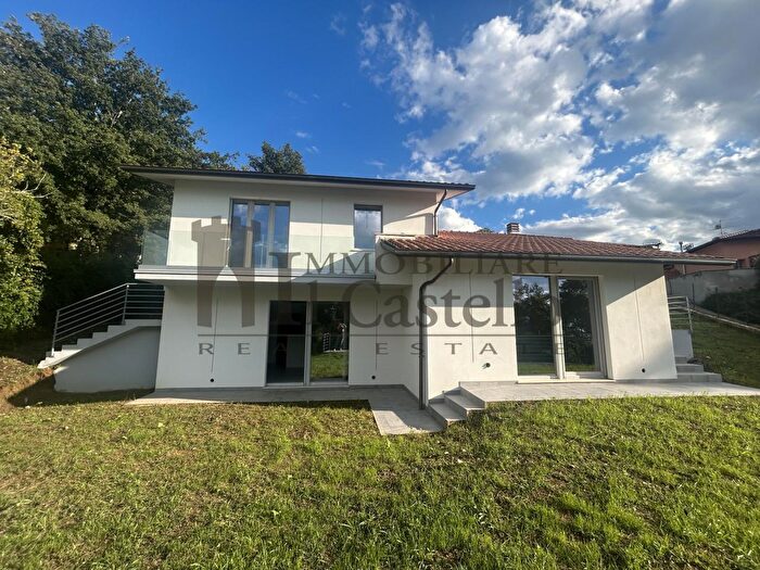 Casa quadrilocale in vendita in Via del Carrato, Magione