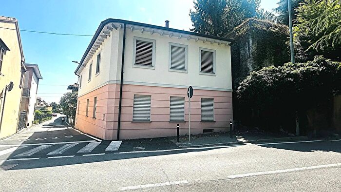 Casa con 12 locali in vendita in Via SantAntonio Biassono, Biassono