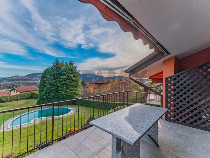 Appartamento trilocale in vendita in Nebbiuno