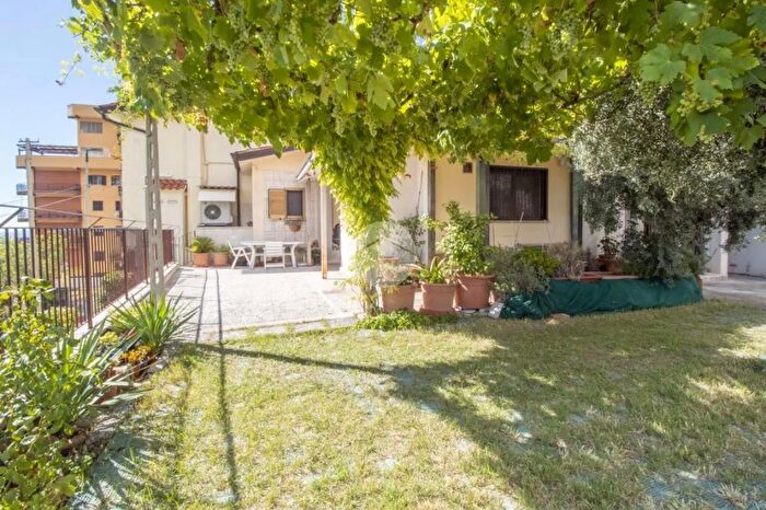 Casa quadrilocale in vendita in Via degli Ulivi, Palombara Sabina