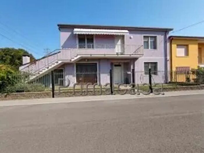 Casa con 11 locali in vendita in Via Rosa, Cerea