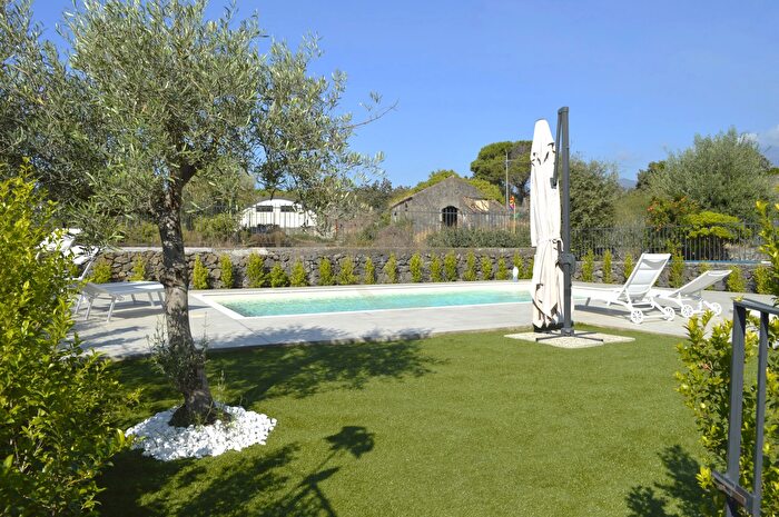 Casa con 6 locali in vendita in Via Cubisia, Aci Catena