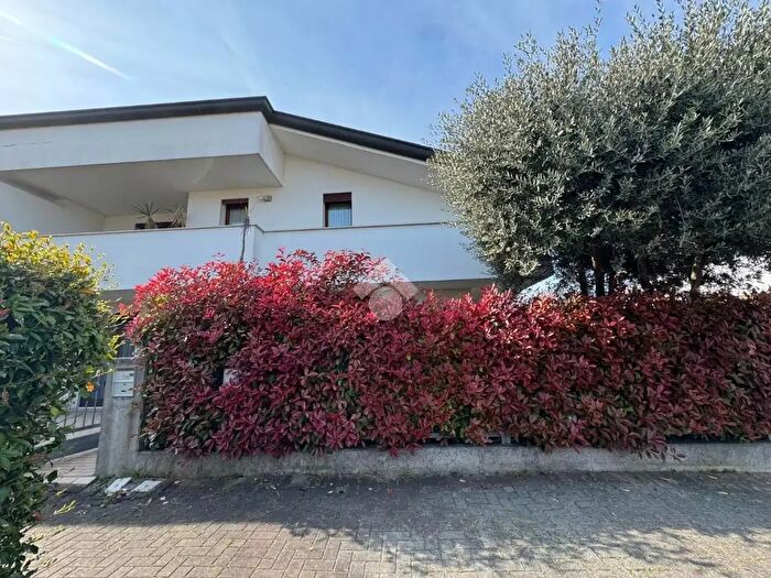 Casa con 6 locali in vendita in Via SantAntonio, Due Carrare