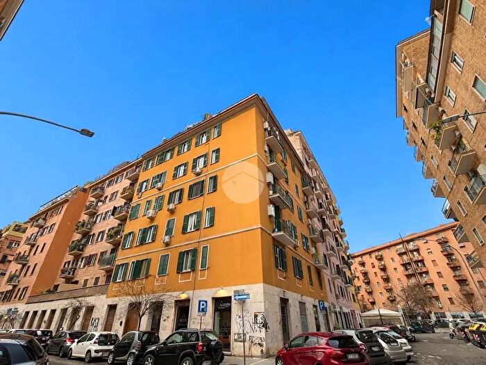 Appartamento trilocale in vendita in Via Manlio Torquato, Roma