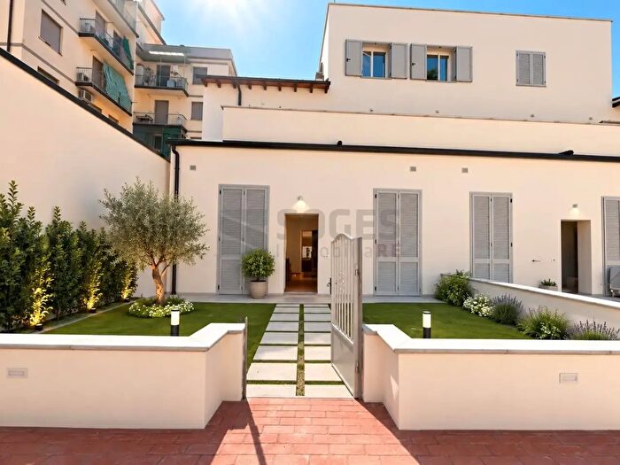 Casa con 5 locali in vendita in Via Reginaldo Giuliani, Firenze