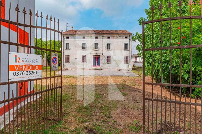 Casa con 7 locali in vendita in San Benedetto Po