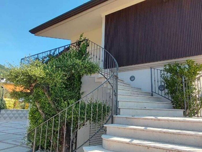 Casa con 5 locali in affitto in Roé, Roè Volciano