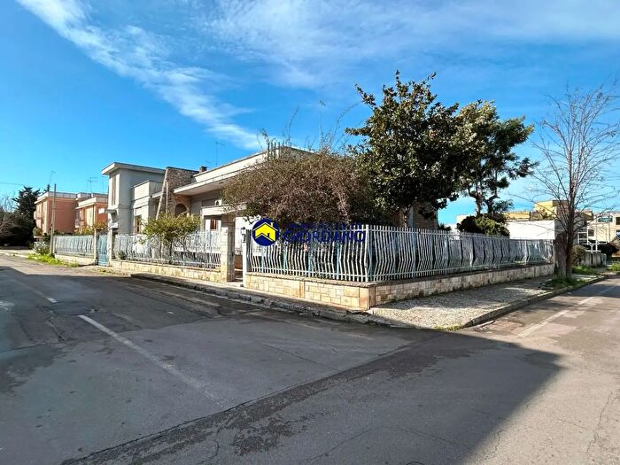 Casa con 13 locali in vendita in Via San Martino Angolo Via Brindisi, Squinzano