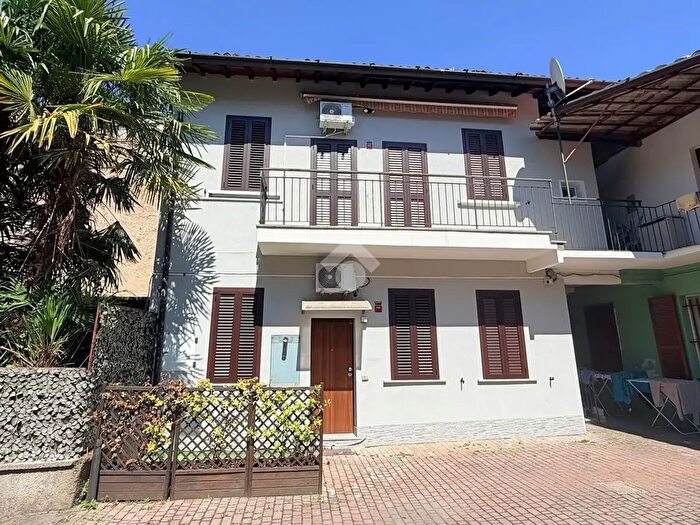 Casa bilocale in vendita in Via Cusani Francesco, Carate Brianza