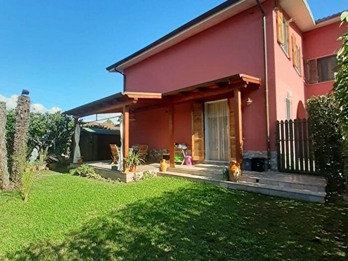 Casa quadrilocale in affitto in Centro, Ameglia