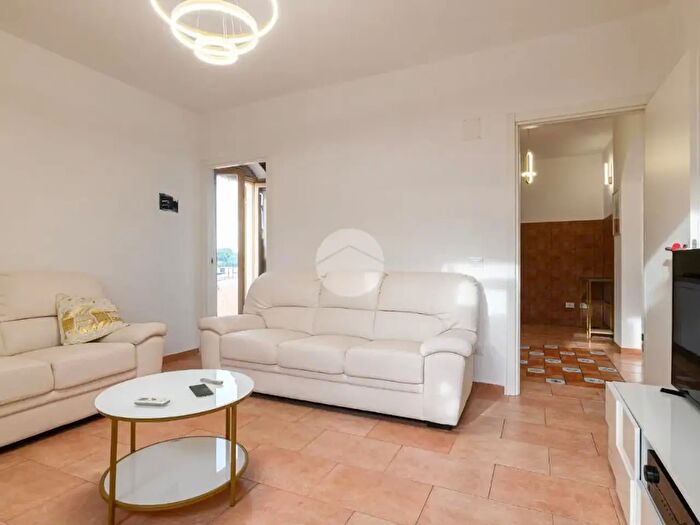 Appartamento trilocale in vendita in Via Luca Carimini, Roma