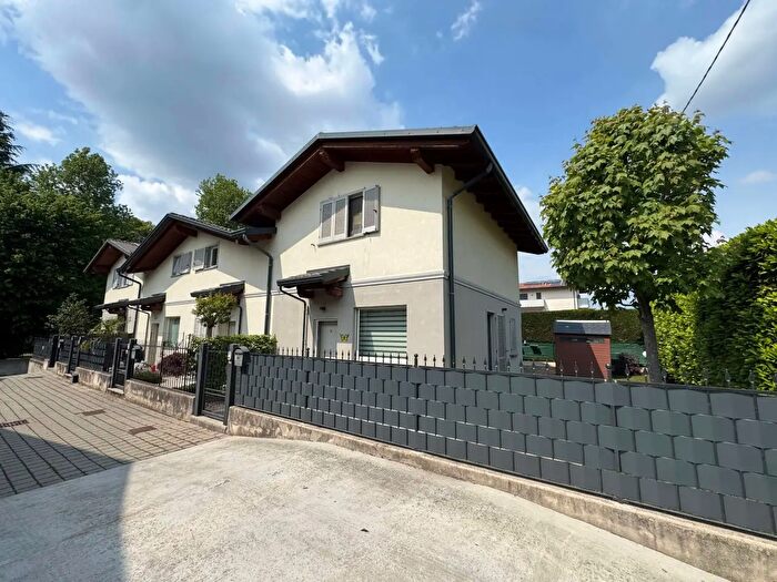 Casa con 6 locali in vendita in Via Montebello F, Cermenate