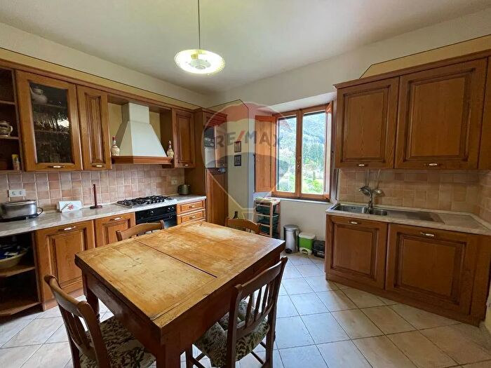 Casa con 12 locali in vendita in Bagni Di Lucca
