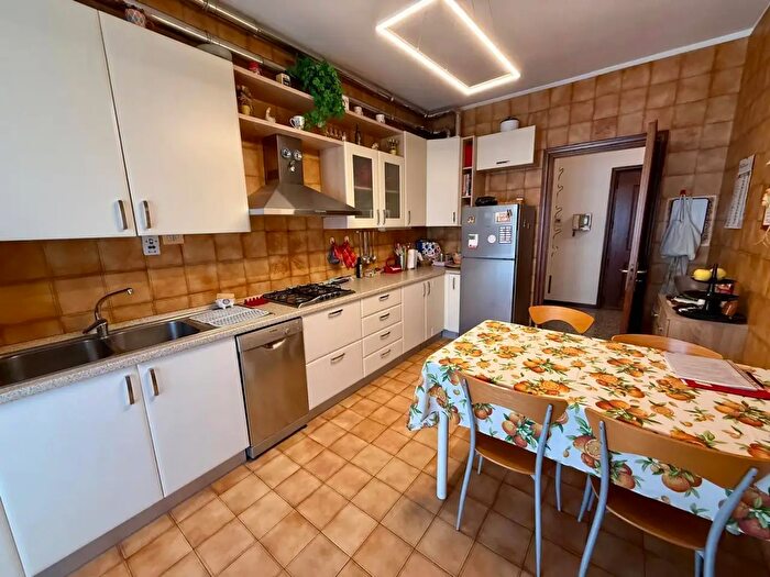 Appartamento con 5 locali in vendita in Via Bensi, Alessandria