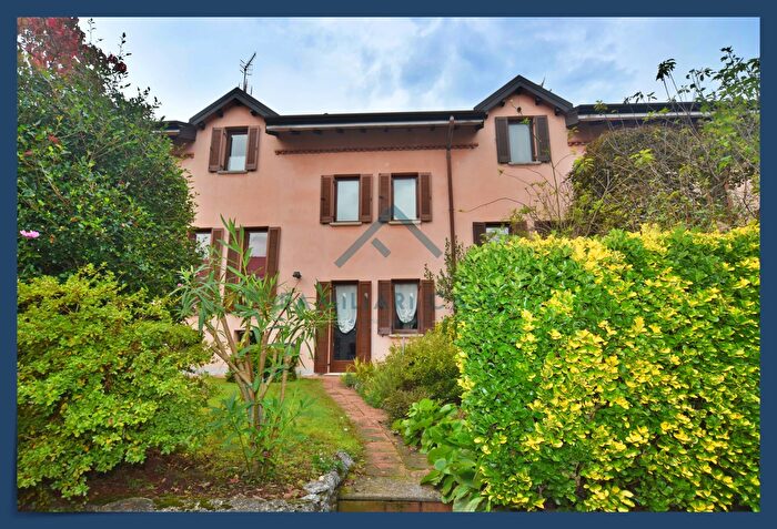 Casa con 5 locali in vendita in Via Trento, Biandronno