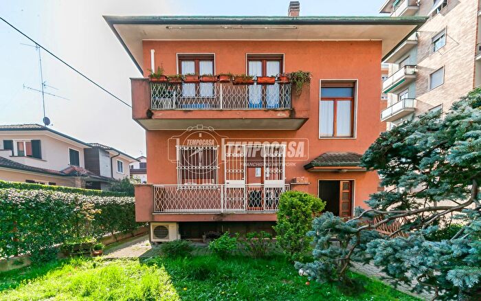 Casa con 7 locali in vendita in Via Aldo Villa, Bresso