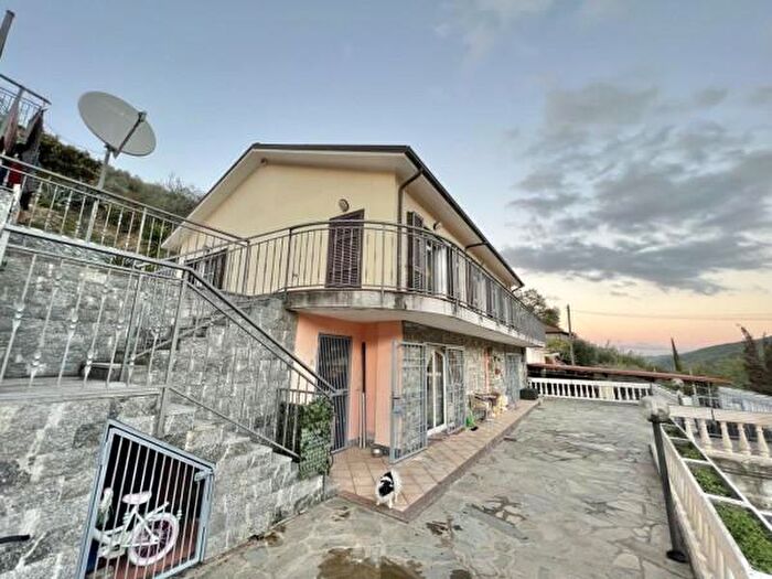 Casa con 6 locali in vendita in Villaggio Borgonuovo, Stellanello