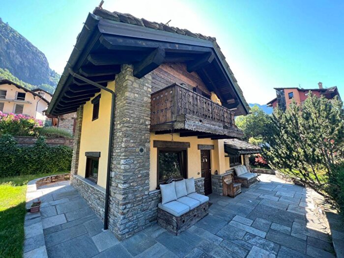 Casa con 6 locali in affitto in Via Col Ferret, Centro, Courmayeur