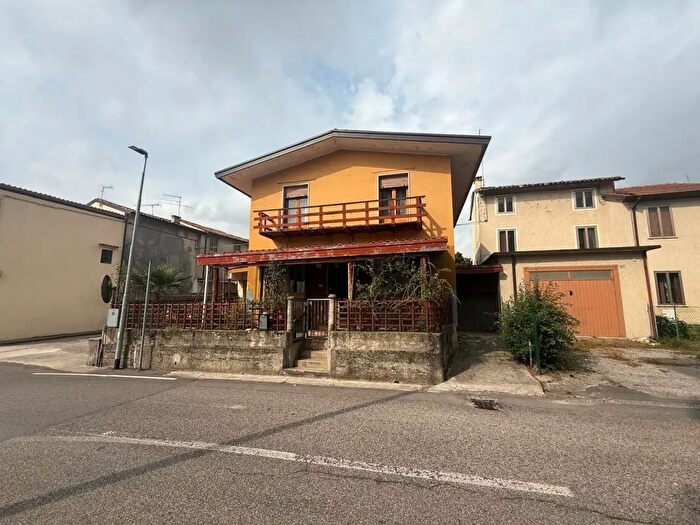 Casa con 8 locali in vendita in Arzignano