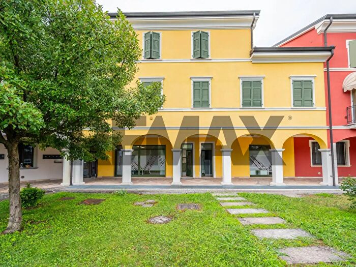 Appartamento trilocale in vendita in Via Villa del Veneziano, Viadana