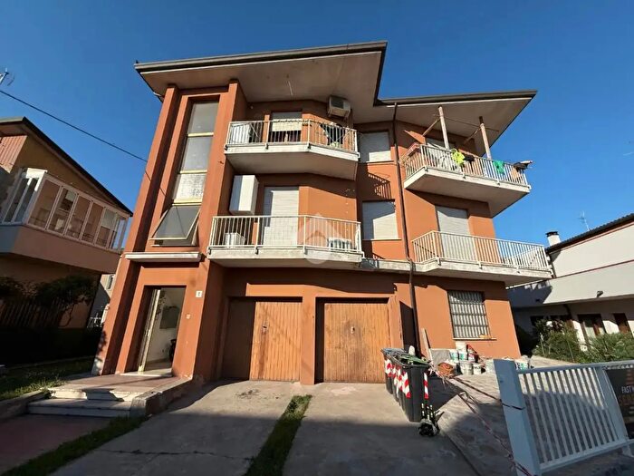 Appartamento quadrilocale in vendita in Via Montello, Rovigo