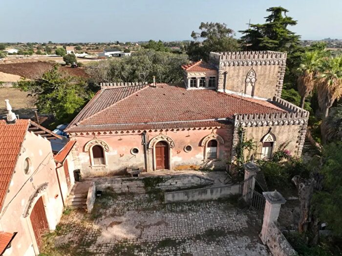 Casa con 11 locali in vendita in Contrada Michelica, Modica