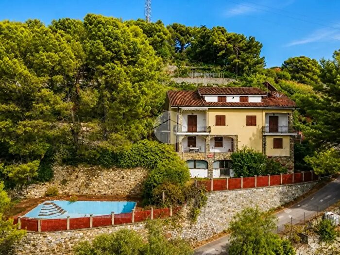 Casa con 16 locali in vendita in Str Montegrazie, Imperia
