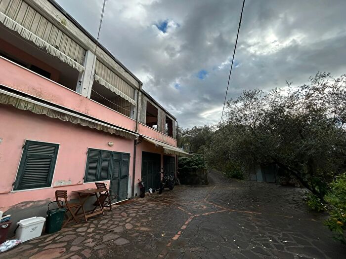 Casa con 9 locali in vendita in Sarzana