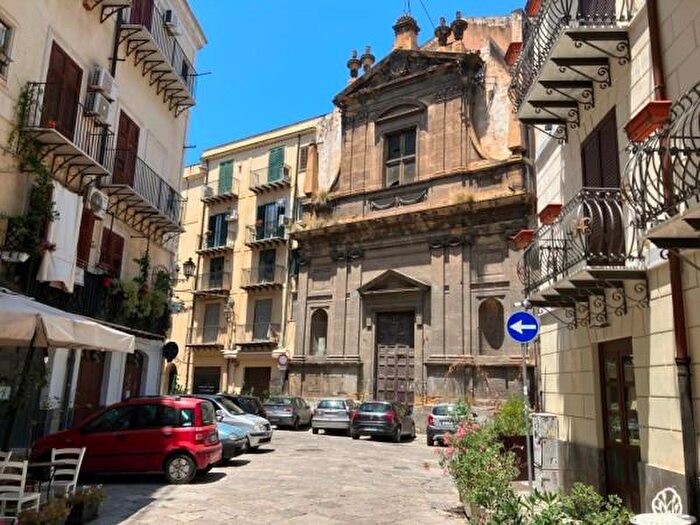 Appartamento trilocale in vendita in Via Cassari, Palermo