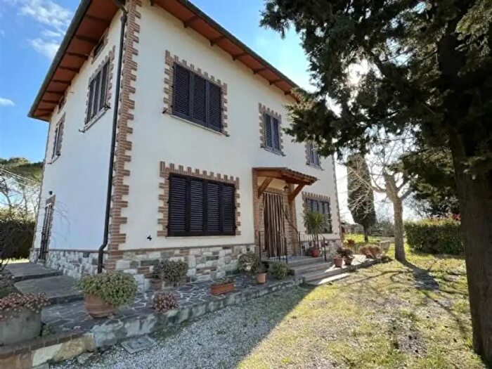 Casa con 7 locali in vendita in Castiglione Del Lago