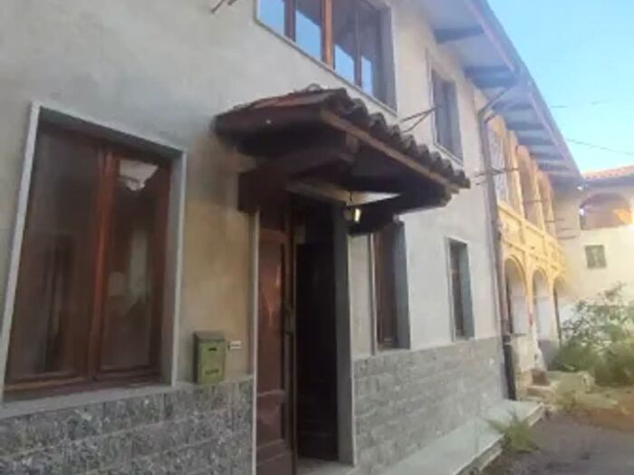 Casa quadrilocale in vendita in Strada Provinciale di Oropa, Biella
