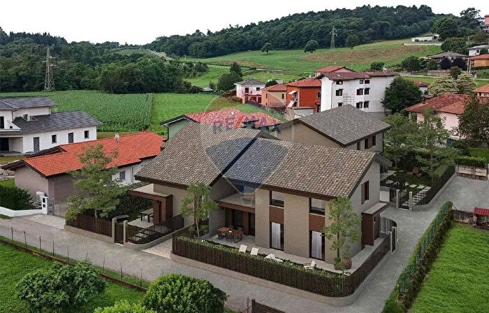 Casa con 5 locali in vendita in Via Cesarina Monti Snc, Arcisate