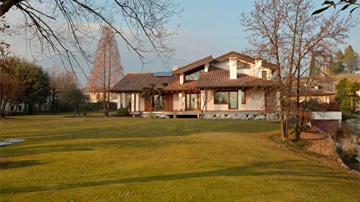 Casa con 19 locali in vendita in Castelcucco Via Fontane, Montebelluna