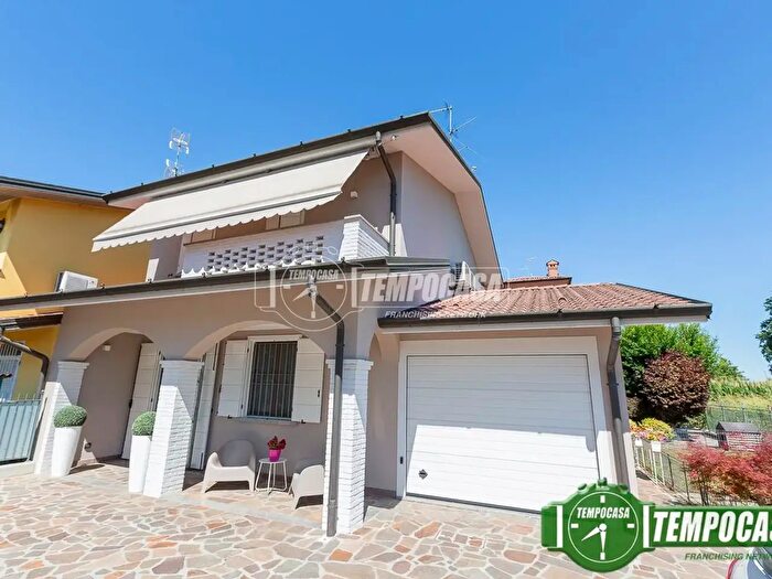 Casa quadrilocale in vendita in Via Enrico De Nicola, Palazzo Pignano