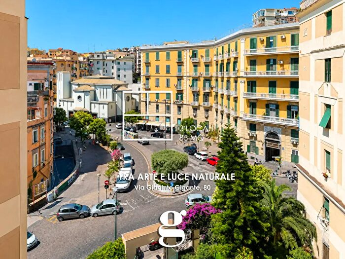 Appartamento trilocale in vendita in Via Giacinto Gigante, Napoli