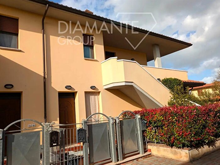 Appartamento trilocale in vendita in Castiglione Del Lago