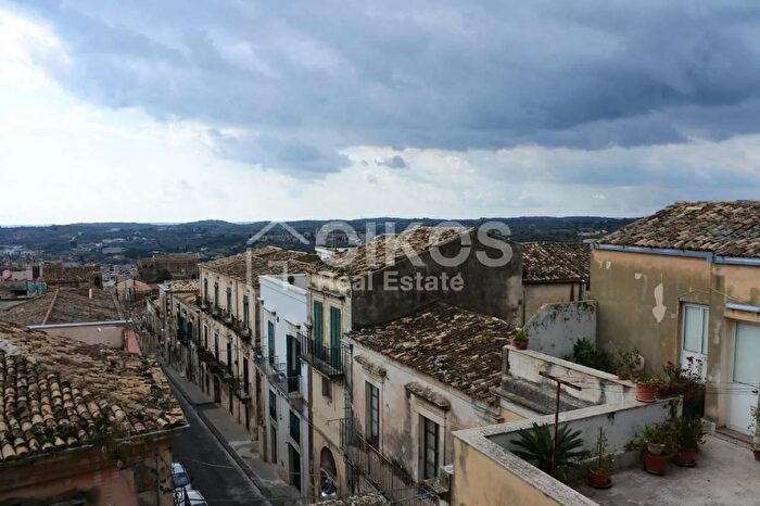 Casa con 5 locali in vendita in Via Antonio Sofia, Noto