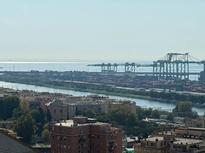 Appartamento quadrilocale in vendita in Via Evasio Montanella, Genova