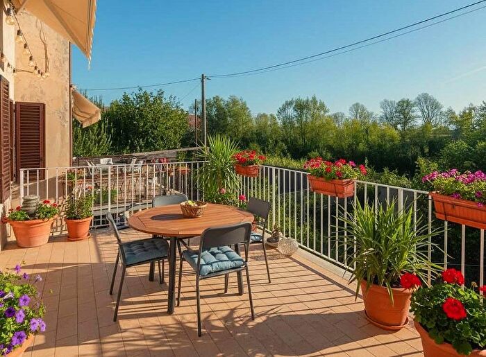 Casa con 8 locali in vendita in Lucca