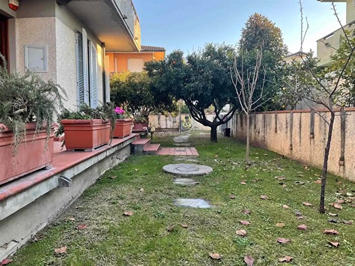 Casa con 8 locali in vendita in Viareggio