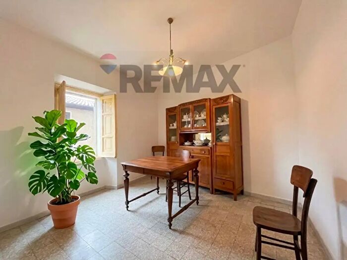 Casa con 8 locali in vendita in Via XX Settembre, Tonara
